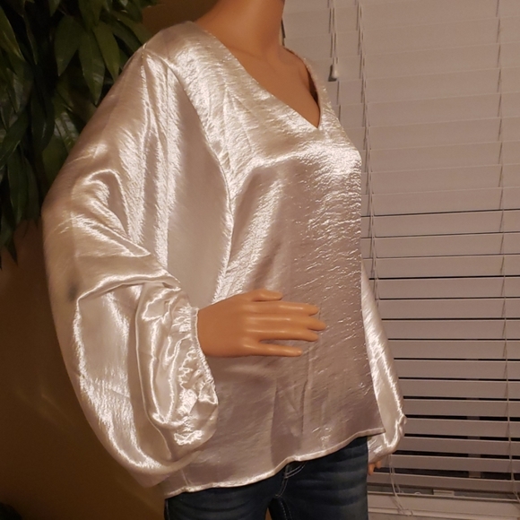 💕(LAST ONE) Elegant White V-Neck Puff Sleeve Top - Picture 4 of 7